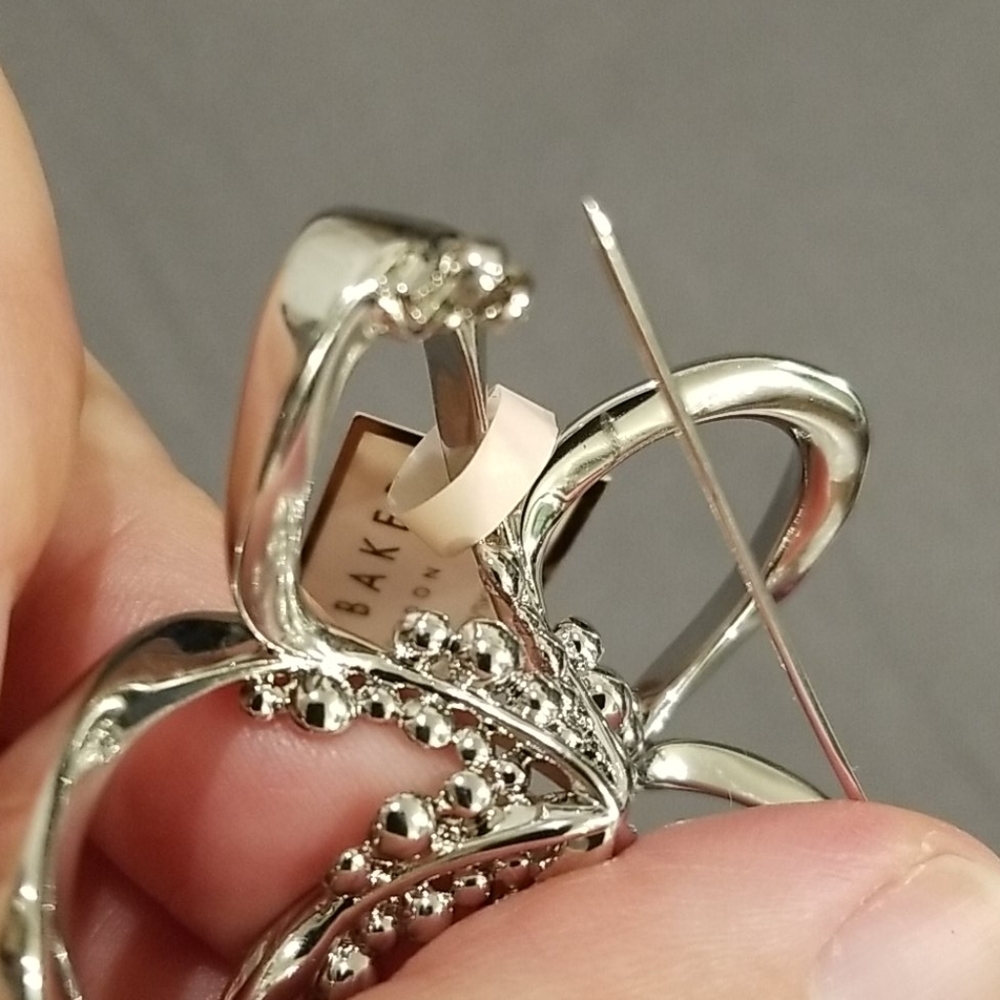 💕TED BAKER💕 *FLAWED/DEFECTIVE* Belvas Silver Crystal Blossom Brooch - Picture 8 of 8